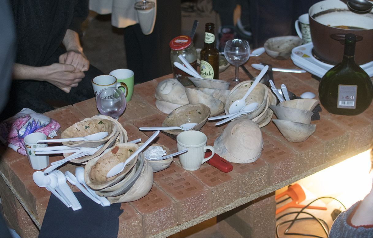 Léa Mammalia, service pour soupe au pistou, 31 pièces moulées sur mon sein gauche, argile rose, cuisson primitive dite « gauloise », 2019